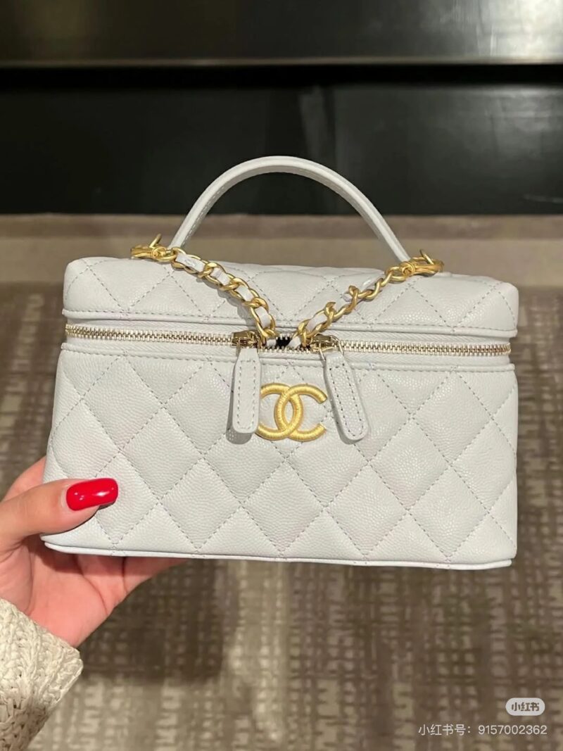 88bc1fcd45.jpg Chanel 25p Chicken Yellow! It is said that it has been very popular recently?
The bag weighs very light
Bright Chicken Yellow
I'm already looking forward to spring~