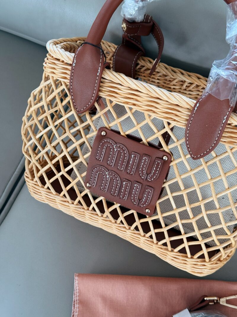 88c75507cd.jpg 250 boxes
size:24*18cm
Miumiu Summer Limited Edition|
New woven vegetable basket
A chaotic hobo bamboo woven bag with a raging fire
The cute cowhide iconic logo becomes a highlight, it's so beautiful