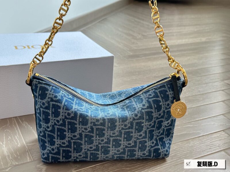 88d8773862.jpg ¥ 245 replica original fabric
CD lunch box packaging is the king of cost-effectiveness in the CD market
Hobo star Chain Handbag Series
Upgraded lunch box bag, practical design, equipped with adjustable long shoulder straps, greatly enhancing practic...