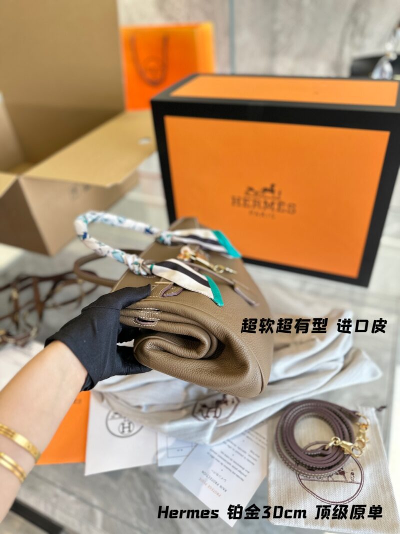 Delivery scarf folding box packaging p390
Hermes bk30cm top of the line pure leather collection with endless love and a Hermes Birkin platinum bag that will not be taken off the shelves for thousands of years. Original factory laser hardware, various...