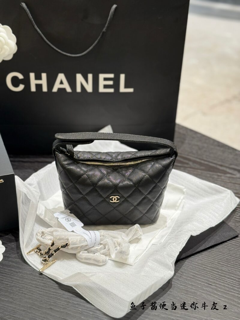 88fc1517a2.jpg Bento bag p250
Chanel Chanel 25C Carefully Selected
The whole internet knows that 25 has indirectly adjusted the price. Although this cute lunch box bag belongs to small leather goods, the price allows me to climb Chanel again. It is also a popular b...