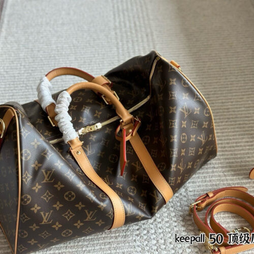 295 without box
Size: 50cm
L family's old flower travel bag is out!
Keepall 50cm travel bag
Featuring a high aesthetic value and a retro artistic atmosphere~
Do we need 'it'.