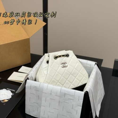 Comes with folding box airplane box
Chanel Gabrielle
I have always loved the classic wandering backpack
It has a light weight and is easy to carry,
It can be carried in any occasion and adapted to any style.
A classic bag that won't go out of style e...