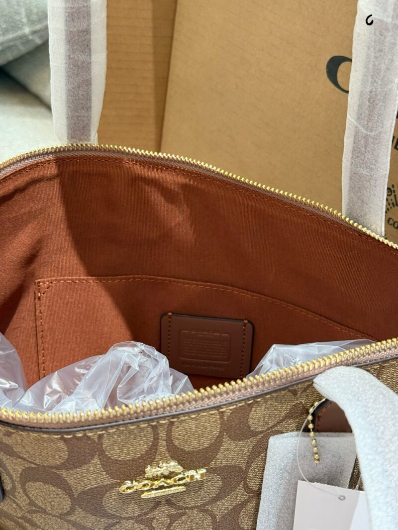 Coach Coach Tote P190
It's hard to find. The logo tote bag shopping bag has a zipper on the top and is of medium to large size, with a height of approximately 29cm at the bottom and 38cm at the top, making it a perfect bag shape and size. Classic ver...