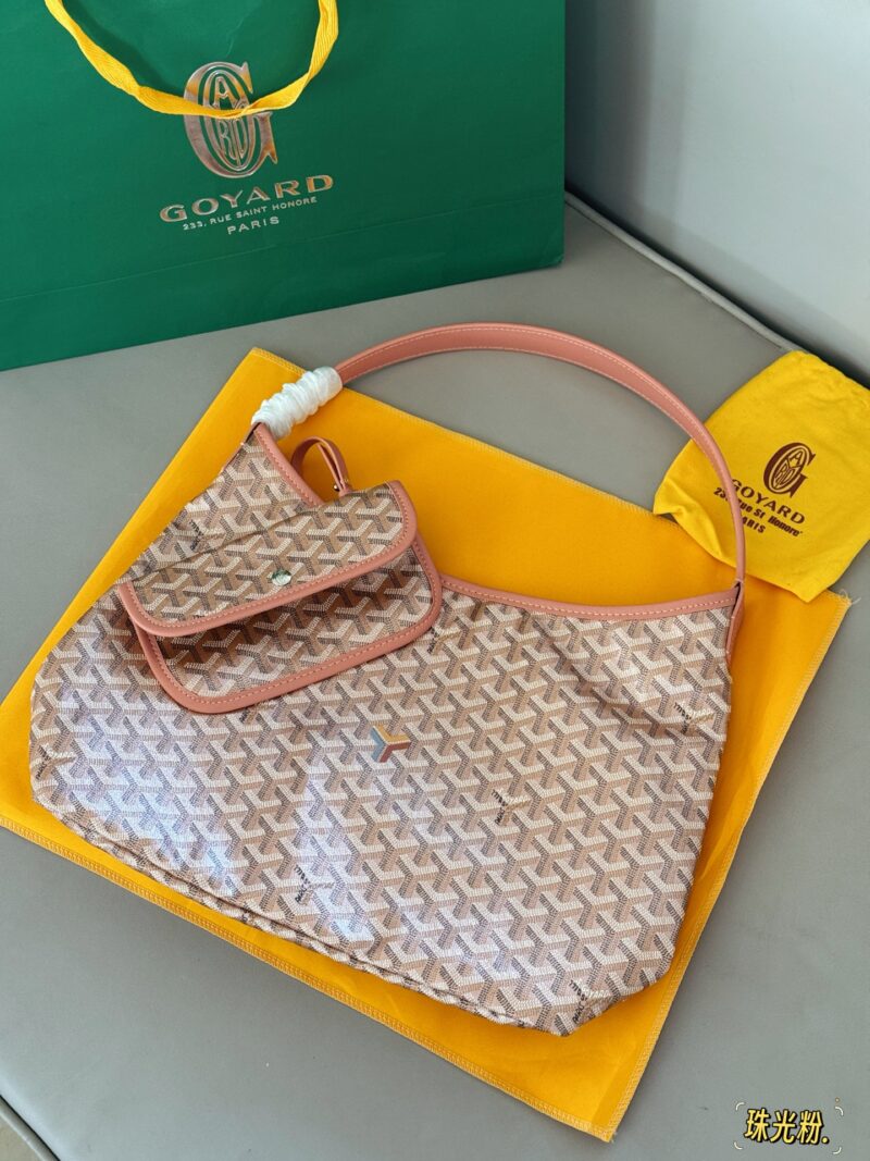 240 unboxed upgraded version
size：32*25cm
Goya's New Hobo Underarm Bag/
Goyard pearl powder is too girly
It's really high-end and girlish
Leather/leather/workmanship have all been upgraded!
From beginning to end, everything was booked by customers!...
