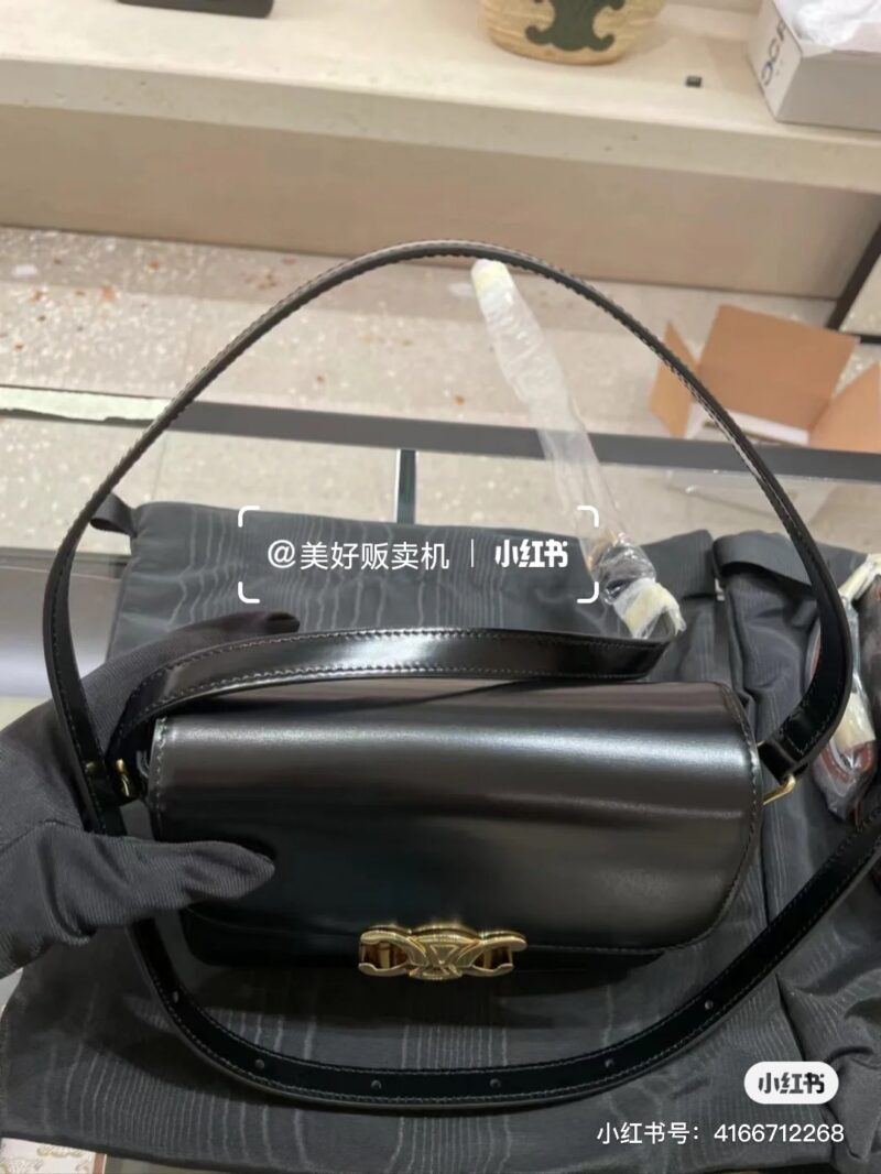 Celine Triumphal Arch Tofu Bun
Small size 19cm
Since changing the logo of the Arc de Triomphe, I started to think it was really okay, but then there was a warning from Zhen Xiang, which looked even better the more I looked at it
Sai Lin's medium size...