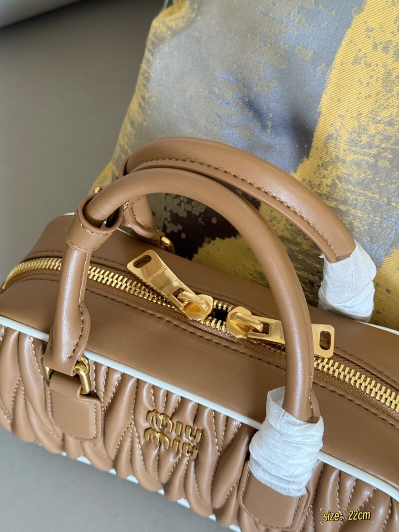 255 Upgraded Edition Box
size：22*11cm
New size of miumiu bowling ball ??
On the basis of the original bowling ball, white leather rolling edges have been added, giving it a more stylish look#
Summer colors~Comfortable
Can be carried by hand or ...