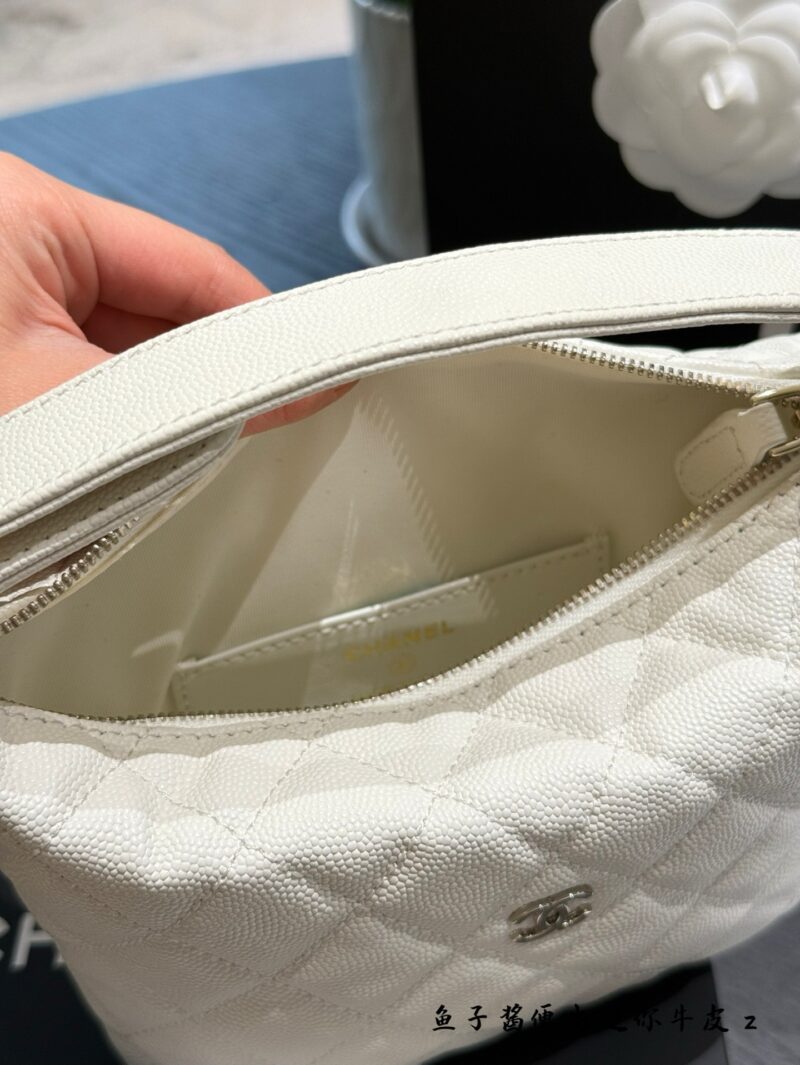 8949a26a28.jpg Bento bag p250
Chanel Chanel 25C Carefully Selected
The whole internet knows that 25 has indirectly adjusted the price. Although this cute lunch box bag belongs to small leather goods, the price allows me to climb Chanel again. It is also a popular b...