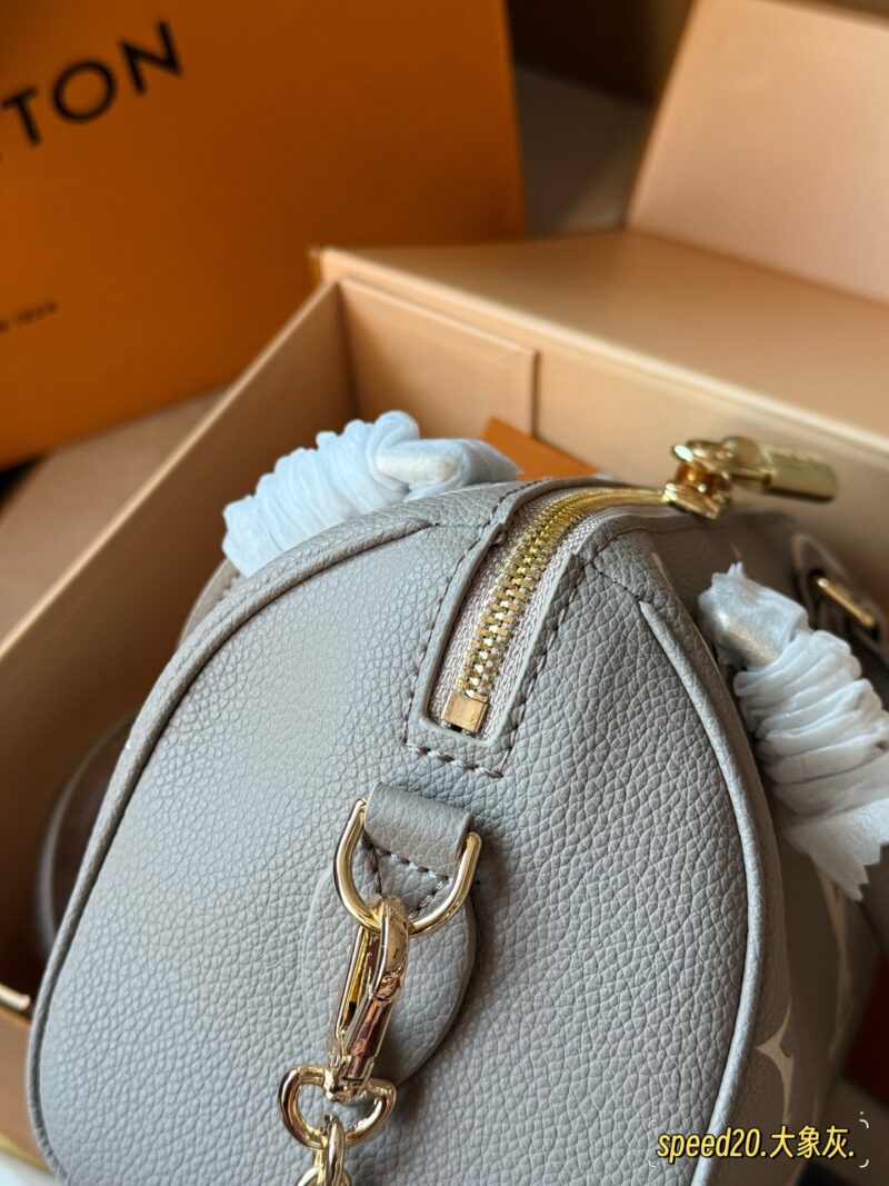 215 new model (with box)
size： 20*14cm
L Home Speedy 20
Let's feel the joy of Speedy together~
This size is just right!
Carrying a small bag, I really love it, love it~
Search: Lv nano