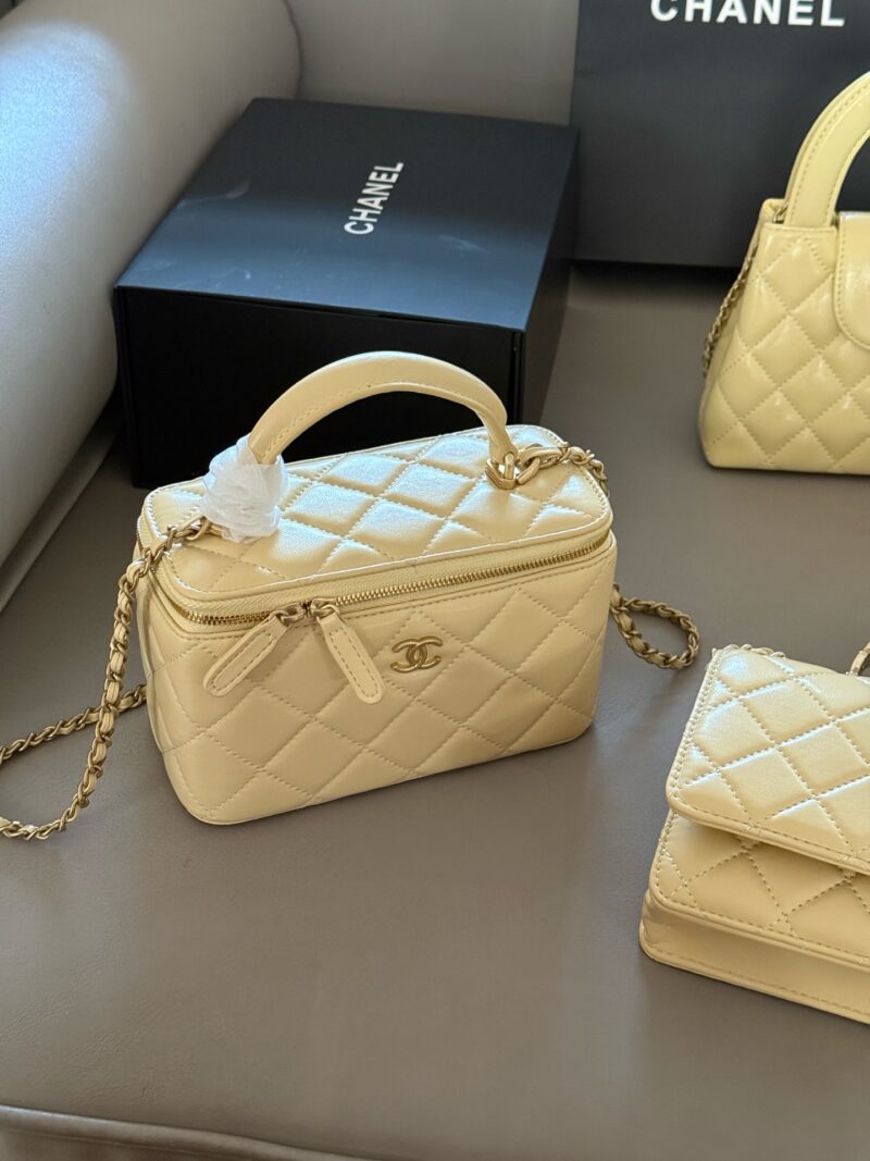 89659a92ef.jpg 210 Pack
size:18*10cm
Xiaoxiangjia Handle Box Bag
Your upper body is full of immortal energy!
The smooth skin feels super comfortable to the touch
Crossarm/Handheld/
Summer chicken yellow/soft fufu drops super cute/