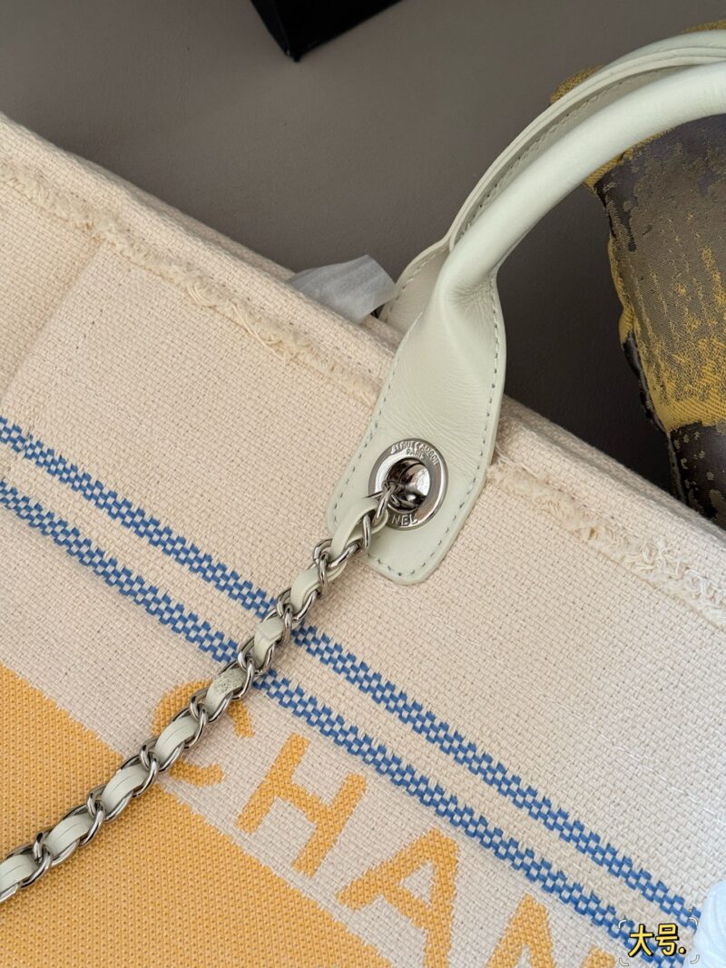 896cad9d09.jpg 390380 without box
Size: 38 * 30cm (large)
33 * 25cm (small)
Xiaoxiangjia 25C Early Spring Vacation Series
Marseille and the Sea
Arrange it! Arrange it!
This beach bag released this year is so beautiful!
People are already eagerly anticipating it!
