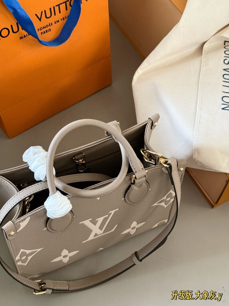 898d73c2a2.jpg 235 box
Mother's Day Gift
Size: 25 * 20cm (small)
Excellent quality, understand the goods ??
It's really too advanced!
Warm, gentle, and creamy Iv on the go tote bag
Elephant Grey has a gentle and elegant temperament!
Search Lv on the go shopping bag