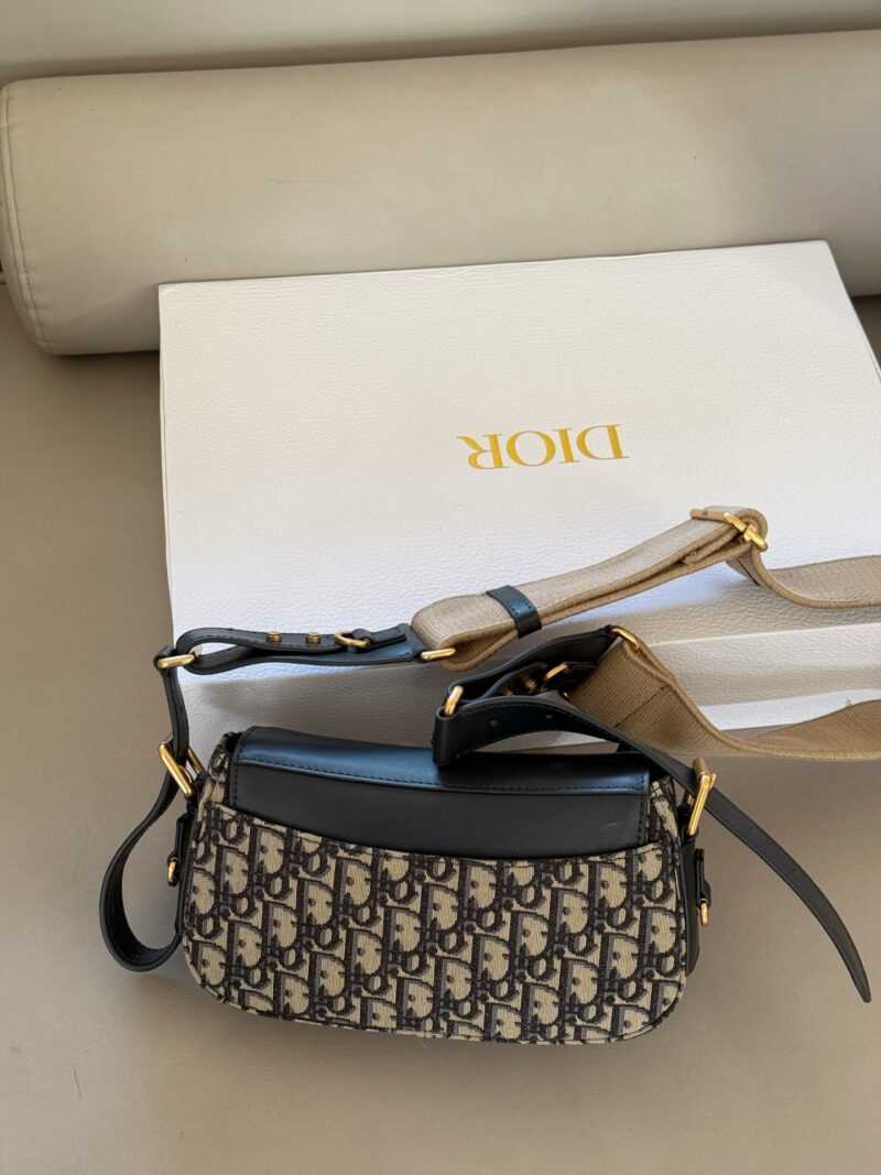 89c827a746.jpg 340 box
size:24*14cm
Top up super cool DIOR Streetchic handbag
The large metal plaque design has a cool punk vibe from ancient times!
The wide shoulder straps are adjustable on both sides, allowing it to achieve multiple back styles