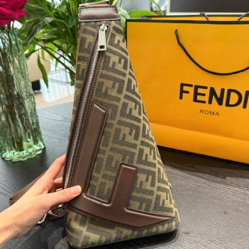 Chest bag p210
FENDI | Recommended classic vintage flowers for Fendi FF logo~
The old color series is ready to come~
Earth color brown camel color is a must-have for autumn and winter
Classic presbyopia, fashionable and expensive~
Knowledgeable Get w...