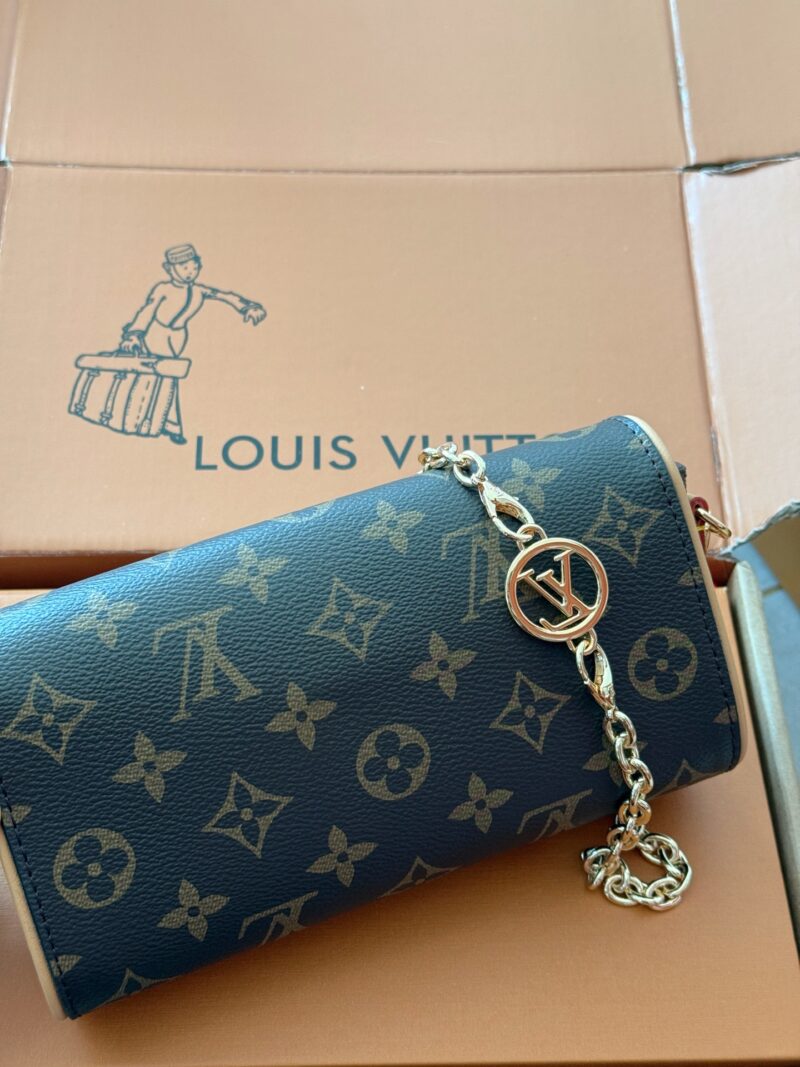 89feef18cc.jpg 220 boxes
size:20*11cm
L Home CAMILLE Handbag
Wearing a small dress in summer should be absolutely stunning!
Exquisite and compact, it can still be installed!
There are three more ways to memorize! This should be the next stock shortage king