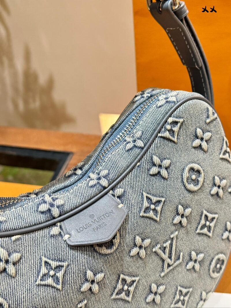 8a1386a301.jpg LV Cowboy Pea Bag
Do you love this pea bag? The bag shape is like a pea pod, with smooth lines and a strong sense of styling. It imitates denim patterns and prints PVC leather, which is more durable and waterproof compared to denim. It is a must-have...