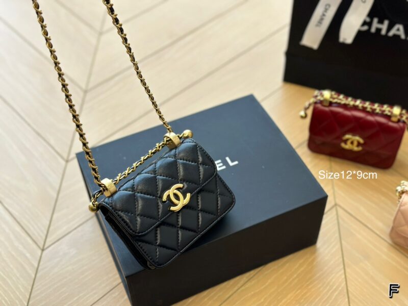 Folding box
Cute and explosive! The palm sized Chanel mini bag is so cute! This Chanel mini bag is really cute! The black square shaped bag with a chain and a small golden ball is a perfect eye-catching tool when walking on the road!! 12*9cm