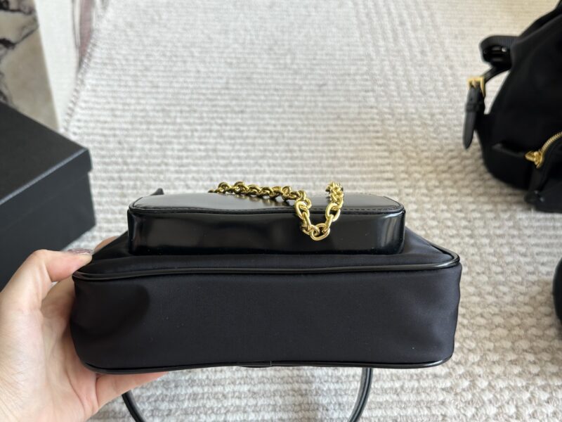 8a3c540d68.jpg 195 pairs of boxes
size:22 13cm
Prada Hobo Nylon Underarm Bag
Seeing the physical object is truly perfect!
package ??
Designed to be super convenient and comfortable!