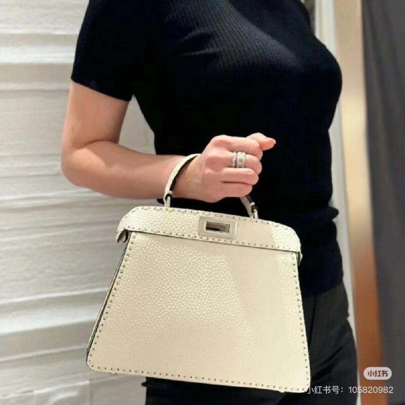 Fendi is versatile in any style of clothing, casual or professional, even down jackets, exuding a low-key and luxurious temperament.