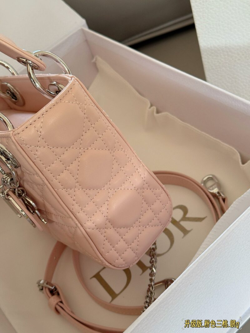 260 box upgrade version
Size: 17 * 15cm (three grids)
Dior handbag by Diana
D Family Princess Silver Button
It's very simple and elegant to hold in your hands and shoulders!
The milky sound makes one feel refreshed and happy
configuration ? Chain s...