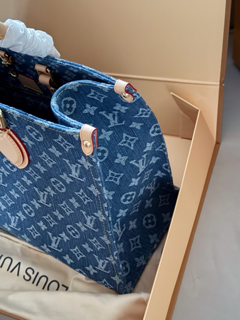 315 with packaging
size：34*26cm
L Home On the Go Cowboy Shopping Bag ??
So elegant
I will always love tannins! Who can refuse LV's denim style
Search Lv on the go shopping bag