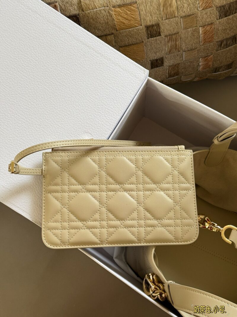300 310 box upgraded version again
Size: 23x15cm (small size)
28 * 21cm (large size)
D's super popular Toujours shopping bag
I personally think the bag design is really durable!
I can't refuse anything gentle in beige color!
A feeling of neither big ...