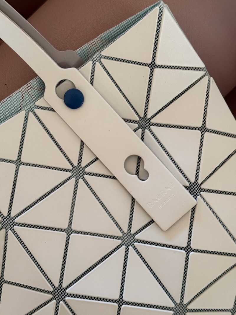 8a77a1b6d3.jpg 200 no box upgrade
issey miyake BAOBAO
Miyake Life 6x6 Shopping Bag
Size 34x34cm ??
Perfect for summer
Light and convenient, small and fresh~
