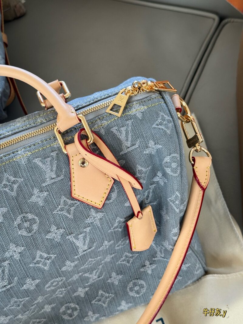 290 box upgrade version y
size：30*21cm
Come and take a look at L's Speedy30 pillow bag
Size 30cm is suitable for daily use and travel!
I really like this size
Very useful! Too cool!
This denim bag exudes a vintage atmosphere and is packed with UP!
