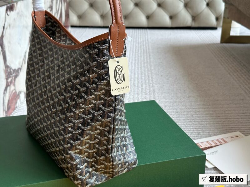 8aac5e263b.jpg 215 replica folding box
size:45*28cm
Goya's New Hobo Underarm Bag
Leather/leather/workmanship have all been upgraded!
From beginning to end, everything was booked by customers!
Hobo is perfect for commuting!
Search for Goya shopping bags ?