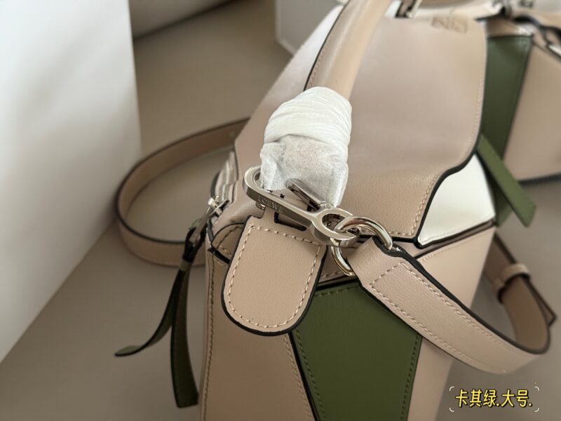 8ab3b2490a.jpg 225 255 box
Size: 18 * 10cm (mini)
24 * 15cm (large size)
Loewe Geometry Package Puzzle
Truly cannot be missed,
?? Cowhide quality!
Completely hold on!
Puzzle khaki green color combination
Even high-level ones have to overflow