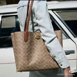 Coach Mollie 25
Open tote bag with two large compartments! Very durable.
Double layered tote bag, the texture is really amazing!!
There is a zipper in the middle that can also hold things, and the shoulder strap is specially designed to be long enoug...