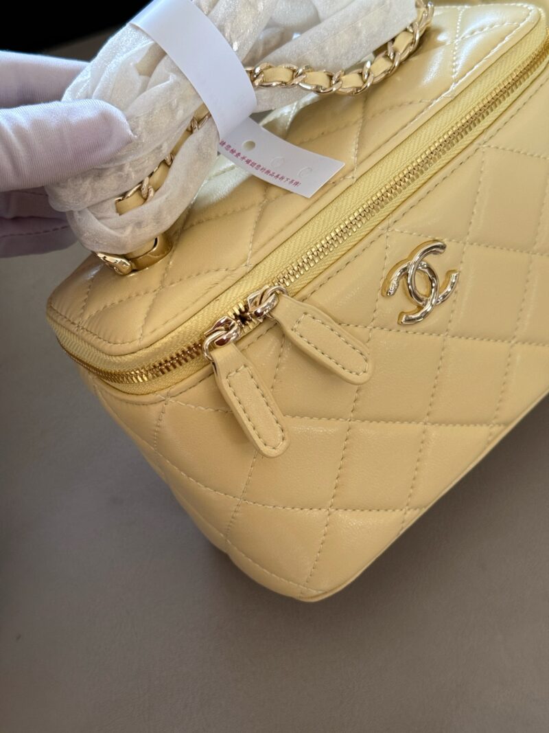 210 Pack
size：18*10cm
Xiaoxiangjia Handle Box Bag
Your upper body is full of immortal energy!
The smooth skin feels super comfortable to the touch
Crossarm/Handheld/
Summer chicken yellow/soft fufu drops super cute/
Search for Double Golden Balls