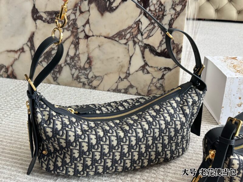 Dior vintage bento bag is stylish, casual, and full of relaxation
Interpreting a fashionable new posture, with a stylish and casual appearance, inadvertently revealing a sense of relaxation. Put on an off shoulder top and black skirt, adding a touch ...