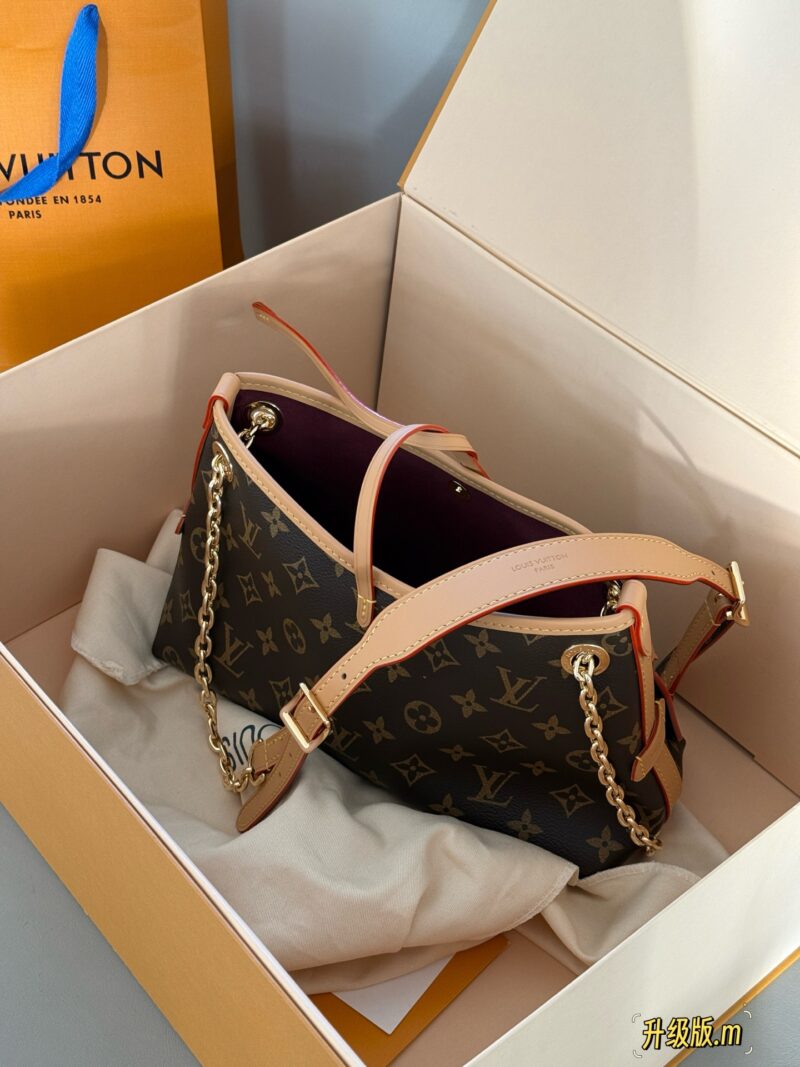 8aec1fccfb.jpg 240 box upgrade version
size:26*17cm
L's Carryall BB has finally arrived
Package body with sliding metal chain
More exquisite!
Small girls are blessed with easy matching of various clothing styles!