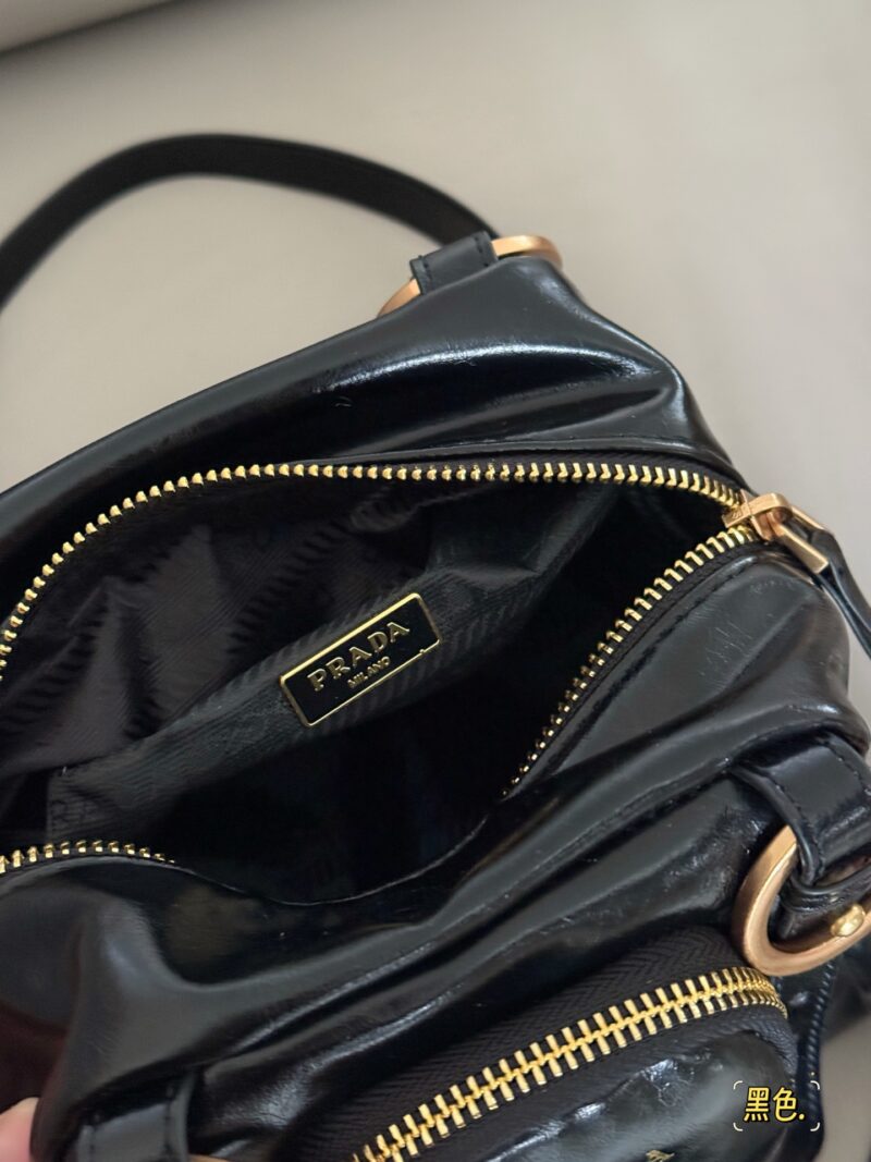 8af467b81e.jpg 235 box
size:15*15cm
Prad 25 Spring/Summer Collection's Showcase
Very unique,
The shape of the small square bag is cute and adorable!
Hold it in your hand like a small piece of tofu! No girl can refuse exquisite and cute items