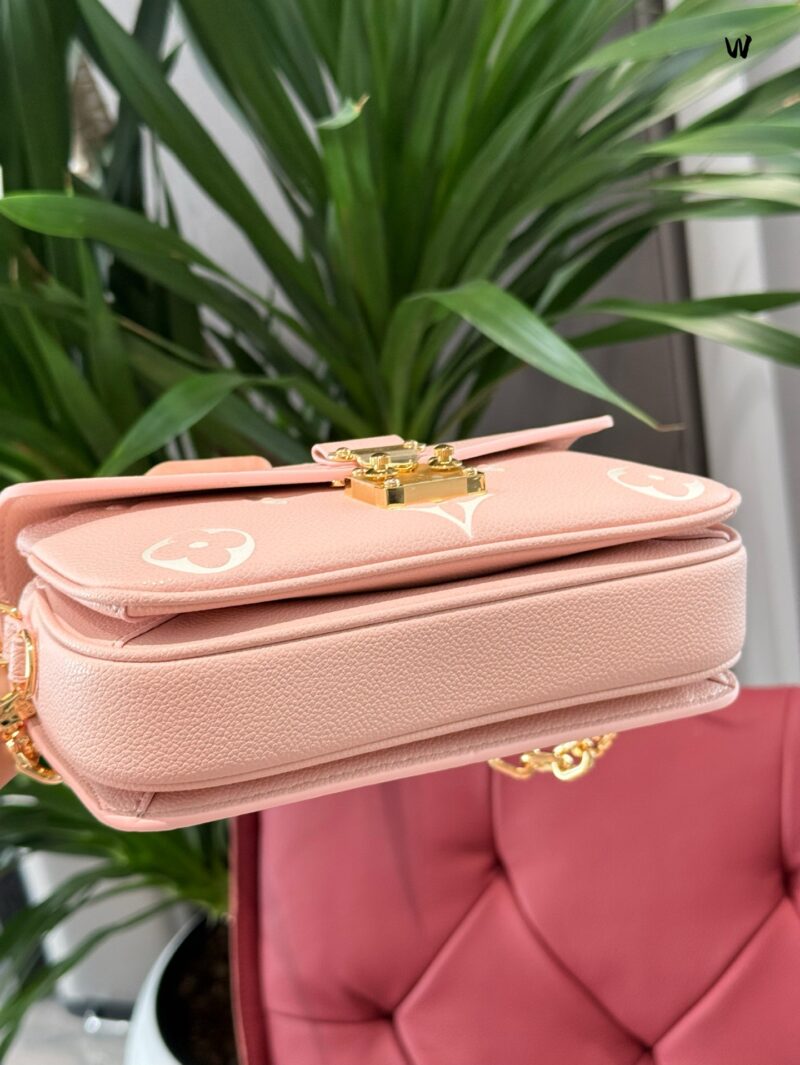 LV's new strawberry milk series Pink collection
Love accessories and pink series are both gifts or good New Year items for personal use! A season limited color that looks sticky and chewy
Embossed cowhide has a soft and textured feel
Combining practi...