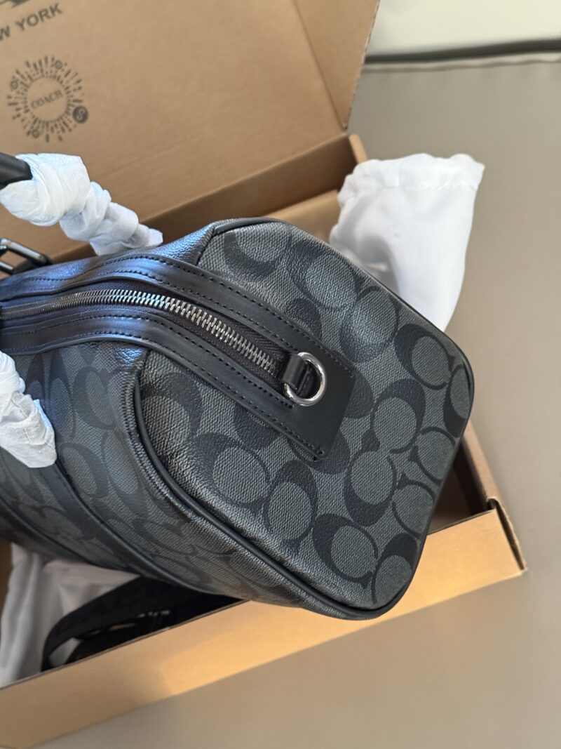 8b1a6642c2.jpg 265 box
size:28*17cm
COACH | Falling in Love with a Male Boston | Venture Premium Grey
What are you still worried about getting for 520?
Advanced graphite gray exudes a sense of sophistication
C's classic, fashionable and atmospheric pillow bag
A v...