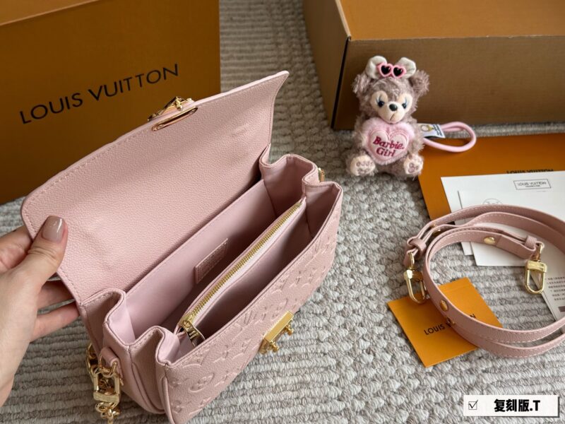 8b1ec39c6c.jpg 300 boxes
size:21*13cm
L's new small postman Metis
Freshly baked cherry blossom powder in spring and summer
The perfect sized LV mailman bag is here
The usage rate is super high!
Cute and lovely finally!! It's out!