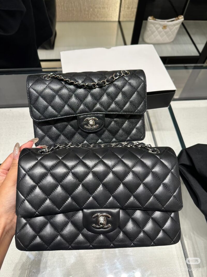 Classic timeless Chanel black gold CF
A classic never goes out of style! Chanel Black Gold Cf!
The evergreen tree in the fashion industry is undoubtedly the Chanel Cf series! The classic black and gold color scheme is Chanel's iconic design, which ca...