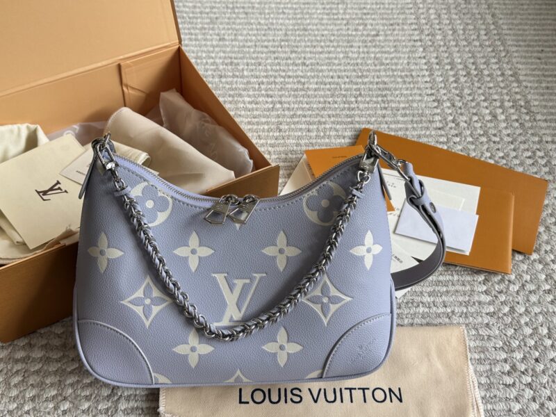 8b34977b0e.jpg 230 box (gray purple)
size:29*16cm
L's vintage cow horn bun
Vintage Classic Shoulder Bag
Configure shoulder straps ? chain
Both shoulder and crossbody are unbeatable, beautiful and versatile!