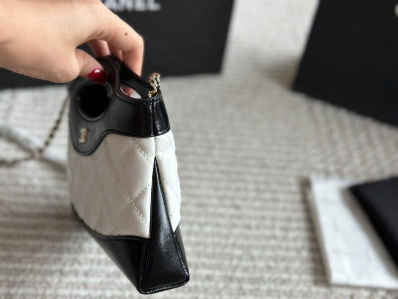 8b3e5b3e8f.jpg 215 box upgrade version
size:22*14.5cm
Xiaoxiangjia's 23a is worth buying
Cute and Loving Horizontal Version 31
Chanel has been replicated again
The new 31 bag model has released a mini size
Who can withstand this!
Xiaoxiang's true love fans must j...