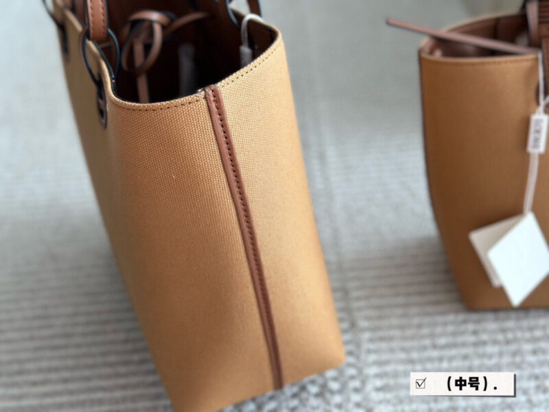 8b476441cc.jpg 220 without box
Size: 23 * 22cm (small)
27 * 24cm (medium)
Loewe canvas shopping bag ?
A bag that is easy to pack in physical form
Recently, I have been carrying my back while traveling
Brown leather with rice white canvas, durable and textured
Its...