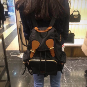Box oil wax skin
Size: 22 * 16cm (small)
26.5 * 17cm (medium)
30 * 23cm (large)
24Ahobo Xiaoxiang's home
Xiangxiang loves new styles recently
Hobo armpit bag exudes a strong atmosphere, who knows!! good-looking!