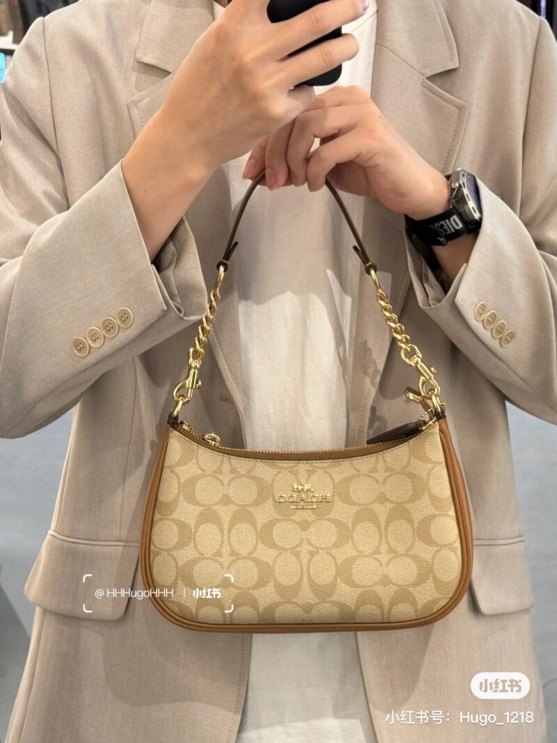 8b56d02dc7.jpg Coach~Underarm Bag~Milk Tea Color
There must be something in my bag during summer -This is an underarm bag
Underarm bag, definitely check out the Teri series from the Coach family
Underarm or crossbody can be used~Practical and versatile
New milk tea...