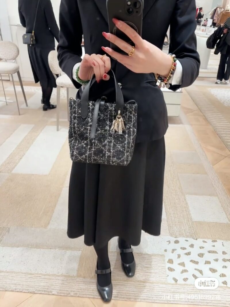 Dior Fragrant Hairy Indigenous Bag Small
Full of high-end feeling