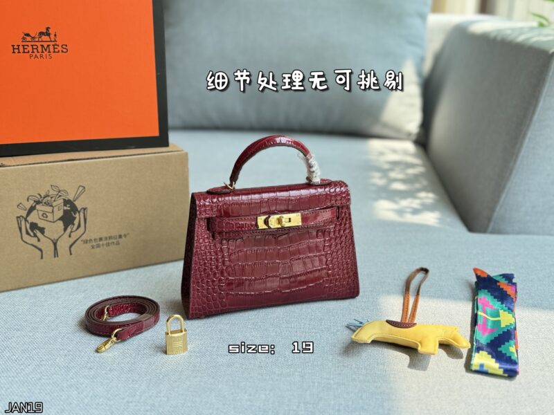 Color card ??
HERMES Hermes Mini Kelly 2nd Generation Crocodile Leather Kelly Bag Handbag with Gold Buckle