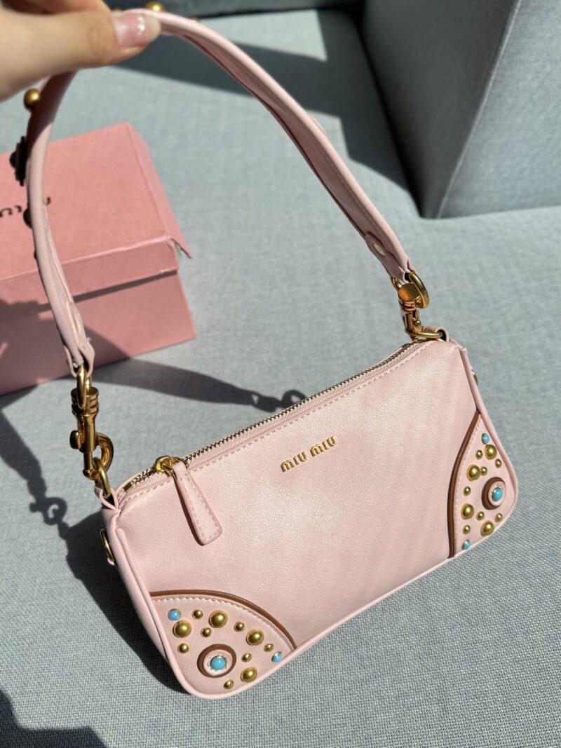 8b72202907.jpg 215 Heaven and Earth Cover
size:24×13
MIU MIU Riveted Underarm Bag Used Bag
Show off vintage bags Come and watch! The simple and clean design of the 2025 Spring/Summer collection bags
Highlighting functional practicality, soft and comfortable touc...