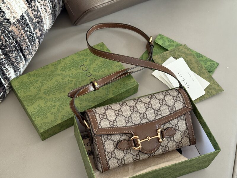 8b7993954f.jpg 200 boxes
size:19*12cm
GG 1955 new mini bag
Capacity is also acceptable
My god? It's so beautiful!
Classic color Gucci1955
