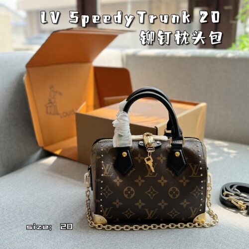 280 original single aircraft box
Original quality with pure leather steel hardware 163 jump code chip
size：20×14
LV SpeedyTrunk 20 Rivet Pillow Bag Handheld Cross Shoulder Bag
The runway style can also be practical for daily use~
This bag feels ve...