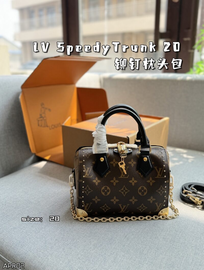 8b8c47db53.jpg 280 original single aircraft box
Original quality with pure leather steel hardware 163 jump code chip
size:20×14
LV SpeedyTrunk 20 Rivet Pillow Bag Handheld Cross Shoulder Bag
The runway style can also be practical for daily use~
This bag feels ve...